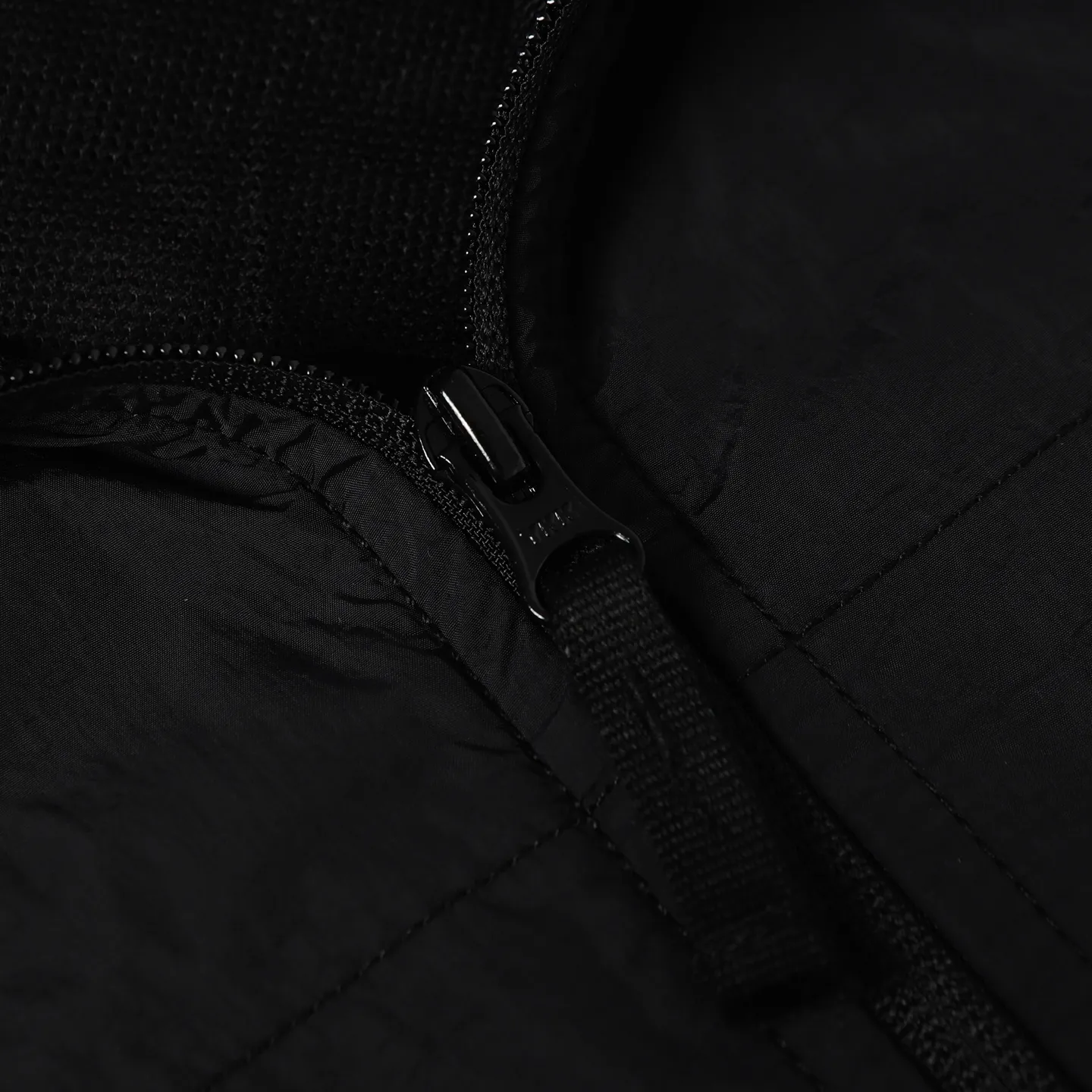 P360 STONE ISLAND black metal nylon jacket Lapel zipper design Breathable mesh inside Made of customized metal nylon fabric Cost is quite high Y-shaped cross-section Fastness level 3 or above Windproof, anti-splash, anti-static Garment dyeing technology gives a unique light metallic luster Simple and elegant design Compass mark on the left chest Left sleeve logo Uniform for men and women Suitable for daily commuting Size: S M L XL